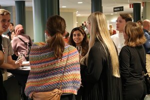 Studenter som minglar