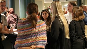 Minglande studenter på konferens.