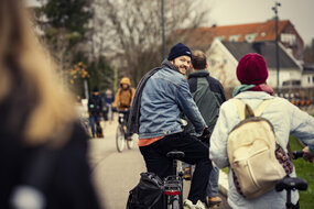 cyklande studenter