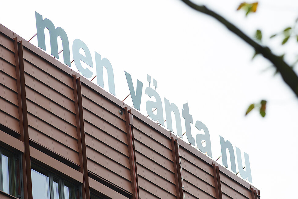 Text: Men vänta nu