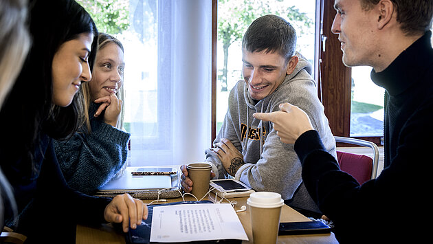 Studenter som diskuterar 