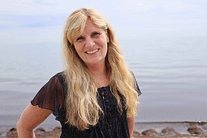 [Translate to English:] Porträttfoto av Mona Holmqvist