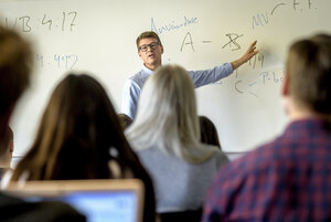 Lektor längst fram i klassrummet. 