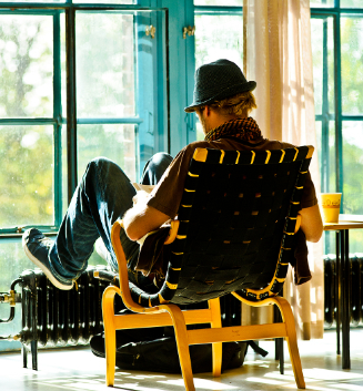 man sitter och läser